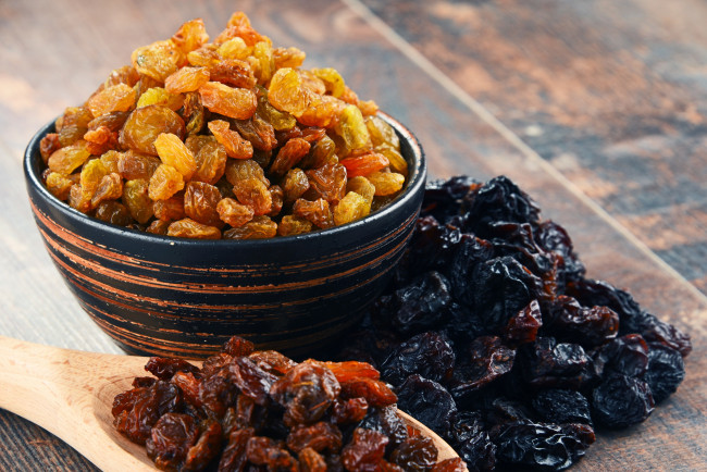 Обои картинки фото еда, разное, миска, чернослив, изюм