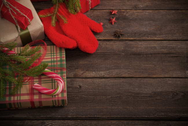 Обои картинки фото праздничные, подарки и коробочки, новый, год, ветка, ели, варежка, подарок, праздиник