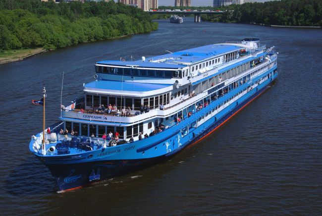 Обои картинки фото лебединое озеро, корабли, теплоходы, река, круиз, теплоход, лебединое, озеро