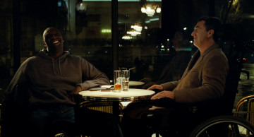 Картинка кино+фильмы 1+1+intouchables дрисс стол коляска смех ужин филипп