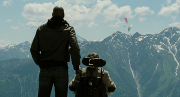 Картинка кино+фильмы 1+1+intouchables парапланы горы коляска филипп дрисс