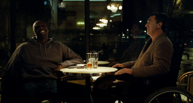 Обои картинки фото кино фильмы, 1 1 intouchables, дрисс, стол, коляска, смех, ужин, филипп