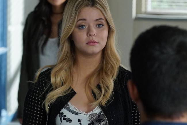 Обои картинки фото кино фильмы, pretty little liars, разговор, куртка, блондинка