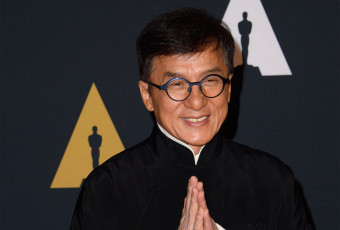 Картинка мужчины jackie+chan джеки чан улыбка очки гонконгский актер каскадер кинорежиссер продюсер сценарист постановщик трюков и боевых сцен певец филантроп мастер искусств