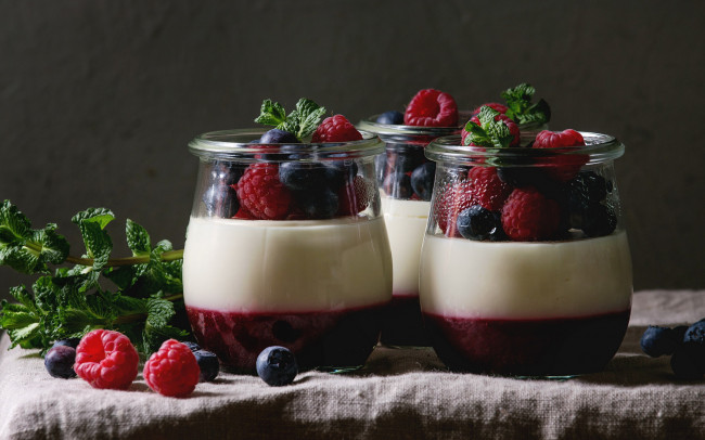 Обои картинки фото еда, мороженое,  десерты, мята, десерт, желе, малина