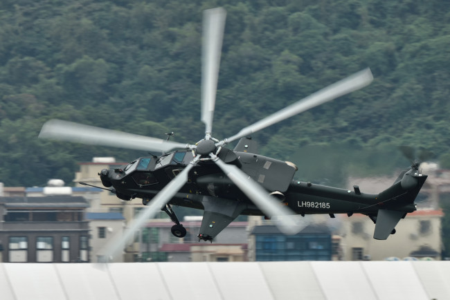 Обои картинки фото авиация, вертолёты, ввс, ноак, военный, z10k, военная, машина, полет, здание