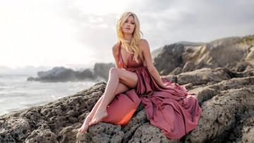 Картинка девушки katherine+mcnamara блондинка камни скалы озеро