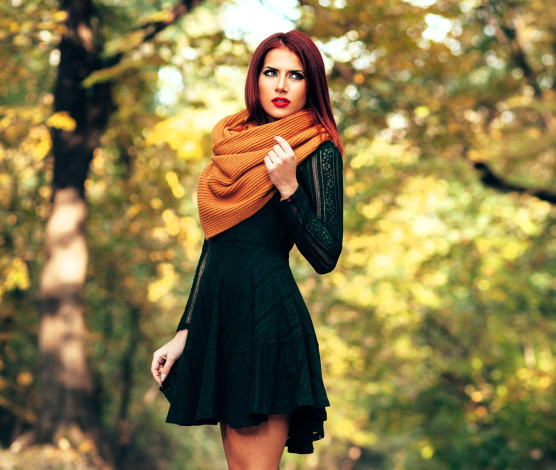 Обои картинки фото девушки, - рыжеволосые и разноцветные, красные, волосы, шарф, платье, деревья