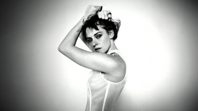 Обои картинки фото девушки, kristen stewart, черно-белая, брюнетка, актриса, платье