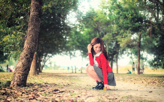 Обои картинки фото девушки, - азиатки, шатенка, кофта, юбка, ботинки, листья, деревья