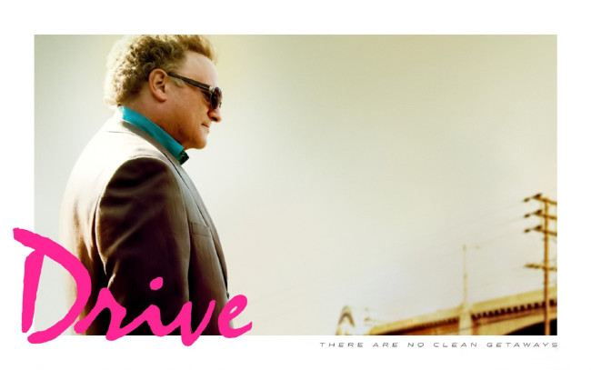 Обои картинки фото кино фильмы, drive, мужчина, очки, пиджак, город, провода