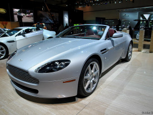 Картинка aston martin v8 vantage автомобили выставки уличные фото