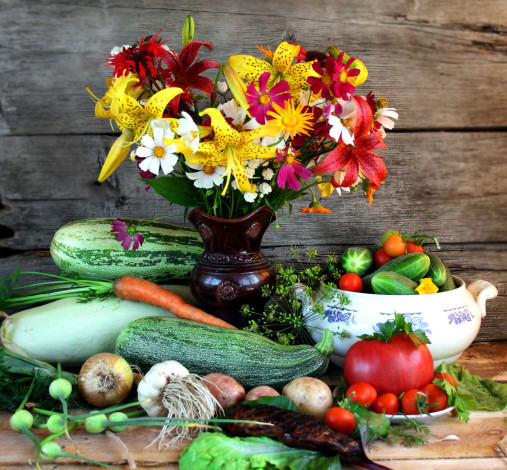Обои картинки фото еда, натюрморт, цветение, цветы, ягоды, фрукты, огурцы, помидоры, кабачки, чеснок, морковь, лук, картофель, лилии, овощи, букет, томаты