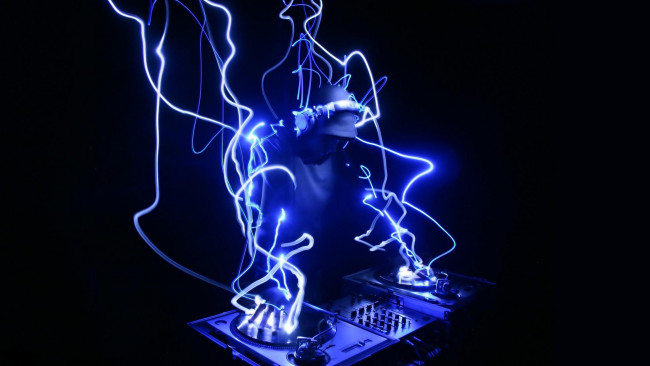 Обои картинки фото the, dubstep, dj, разное, компьютерный, дизайн, пульт, полосы, наушники