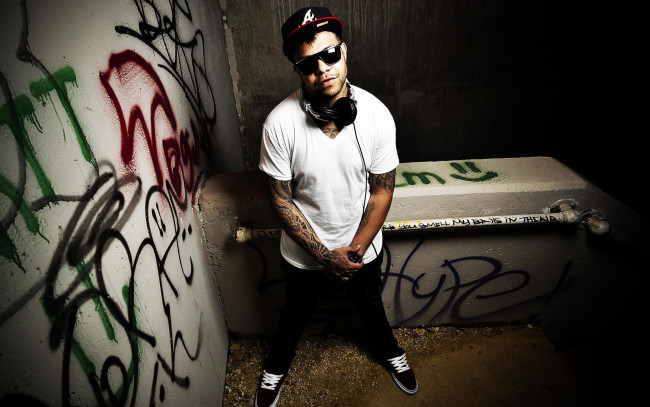 Обои картинки фото dj, kid, cedek, музыка, другое, стены, граффити, наушники, кепка