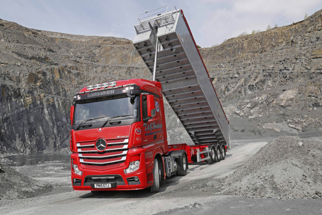 Обои картинки фото автомобили, mercedes trucks, красный, mercedes-benz