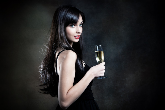 Обои картинки фото девушки, -unsort , брюнетки,  шатенки, бокал