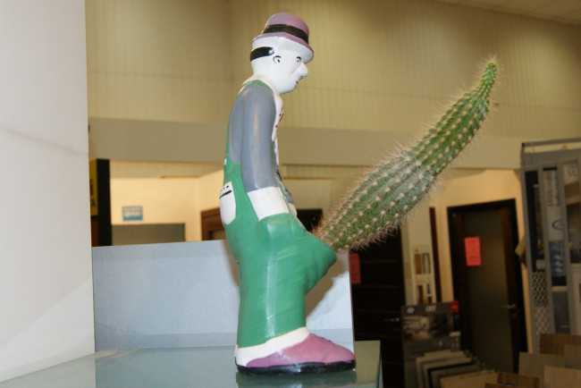 Обои картинки фото юмор и приколы, фигурка, кактус