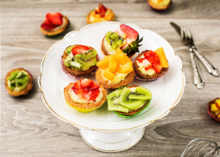 Картинка еда пирожные +кексы +печенье вкусно персик фрукты клубника сладкое десерт киви