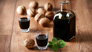 Картинка еда напитки +вино наливка бутылка орехи мята