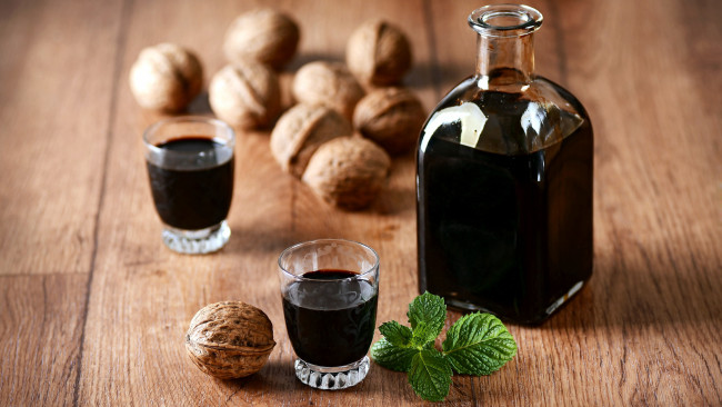 Обои картинки фото еда, напитки,  вино, наливка, бутылка, орехи, мята