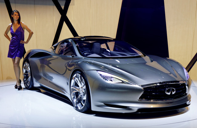 Обои картинки фото infiniti emerg-e concept 2012, автомобили, -авто с девушками, девушка, 2012, concept, emerg-e, infiniti