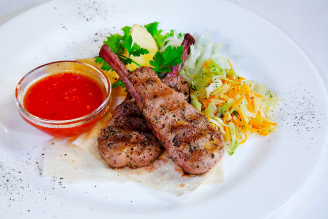 Обои картинки фото еда, мясные блюда, тарелка, капуста, зелень, соус, мясо