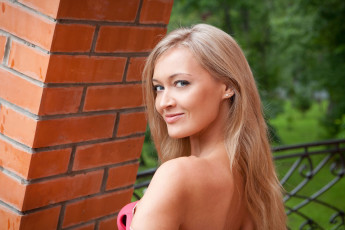 обоя monika chantal, девушки, причёска, поза, стройная, красотка, monika, chantal, девушка, кирпичи, взгляд, модель, блондинка