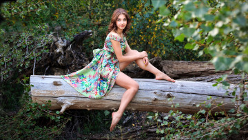 Картинка девушки -unsort+ брюнетки темноволосые сидит бревно улыбка женщина