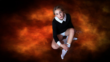 Картинка девушки -unsort+ брюнетки темноволосые трусики на полу ракурс темный фон