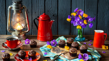 Картинка еда натюрморт букет кексы лампа кофе