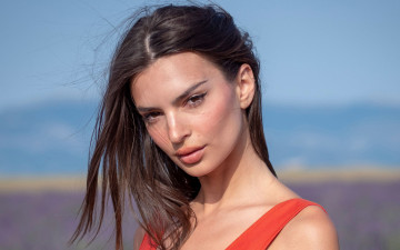 Картинка девушки emily+ratajkowski взгляд