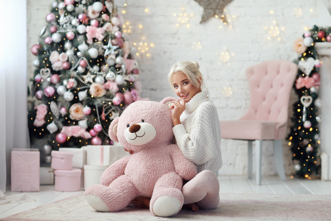 Обои картинки фото девушки, катерина ширяева, подарки, деревянный, пол, женщины, в, помещении, рождество, елка, екатерина, ширяева, блондинка, дмитрий, архар, кирпичи, белый, свитер, плюшевые, медведи, брюнетка