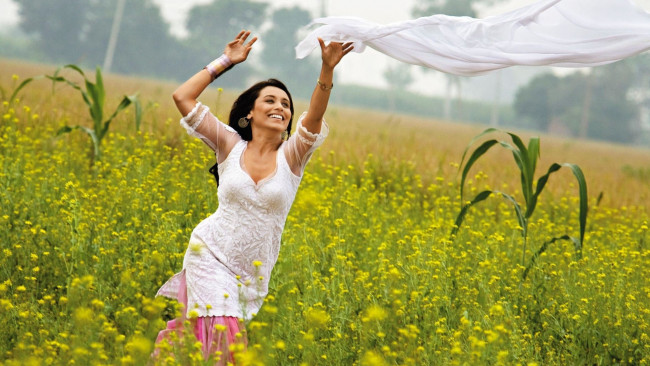 Обои картинки фото девушки, - брюнетки,  шатенки, луг, брюнетка, шарф