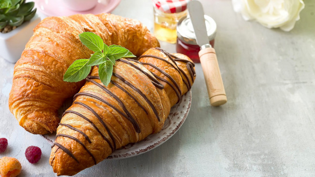 Обои картинки фото еда, хлеб,  выпечка, круассаны