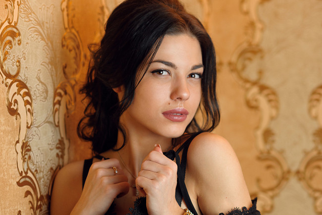 Обои картинки фото marina shimkovich, девушки, марина шимкович, marina, shimkovich, марина, шимкович, девушка, модель, брюнетка, красотка, красавица, флирт, стройная, фигура, сексуальная, секси, поза, взгляд, макияж