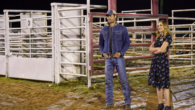 Обои картинки фото кино фильмы, walker , сериал 2021 – , мужчина, женщина, загон