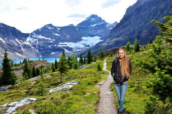 Картинка девушки мая+коноваленко+ nancy+a +nancy+ace горы тропинка джинсы куртка