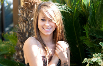 Картинка девушки riley+jensen+ riley+anne русая лицо сад