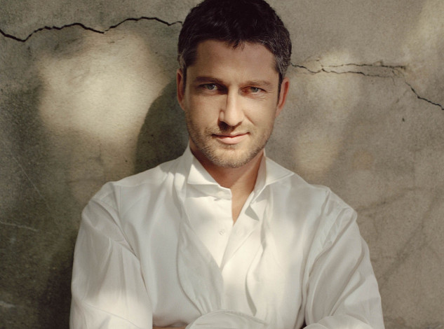 Обои картинки фото мужчины, gerard butler, актер, рубашка, стена