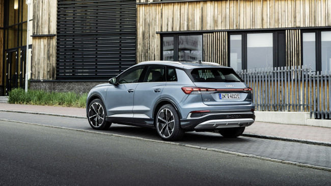 Обои картинки фото audi q4 45 e-tron quattro s line, автомобили, audi, голубой, здание