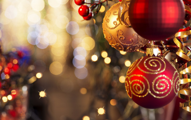 Обои картинки фото праздничные, украшения, шарики, ягоды, блики, серпантин