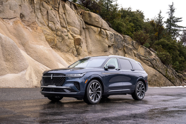 Обои картинки фото автомобили, lincoln, черный, площадка, скала, деревья