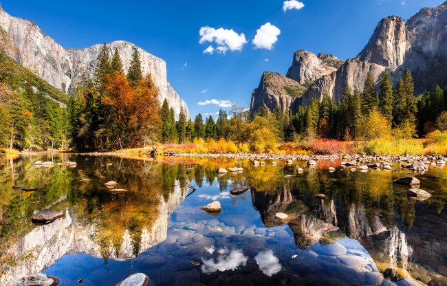 Обои картинки фото природа, реки, озера, небо, облака, горы, лес, осень, озеро, отражение