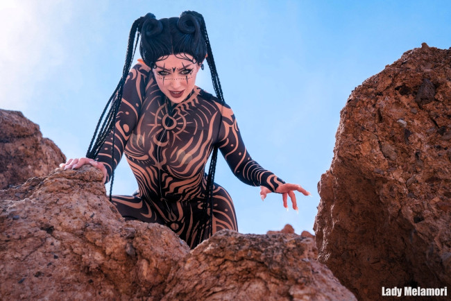 Обои картинки фото девушки, мария давыдова , lady melamori, образ, косплей, наряд, костюм, полоски, скалы