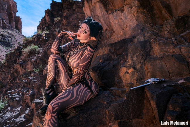 Обои картинки фото девушки, мария давыдова , lady melamori, образ, косплей, наряд, костюм, полоски, скалы