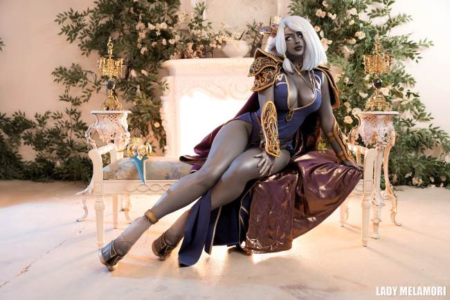 Обои картинки фото девушки, мария давыдова , lady melamori, образ, косплей, наряд, костюм, растения, диван