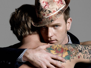 Картинка мужчины ewan mcgregor объятия взгляд шляпа тату