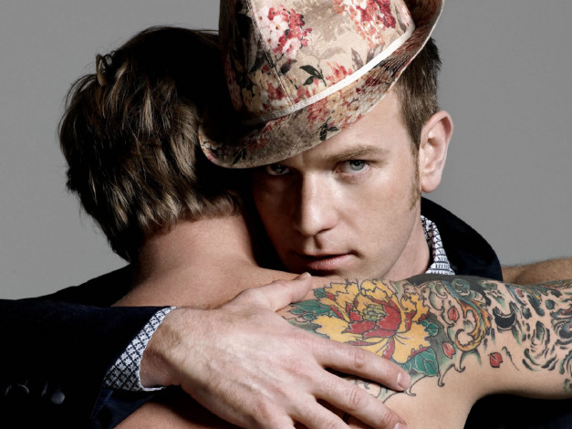 Обои картинки фото мужчины, ewan, mcgregor, объятия, взгляд, шляпа, тату