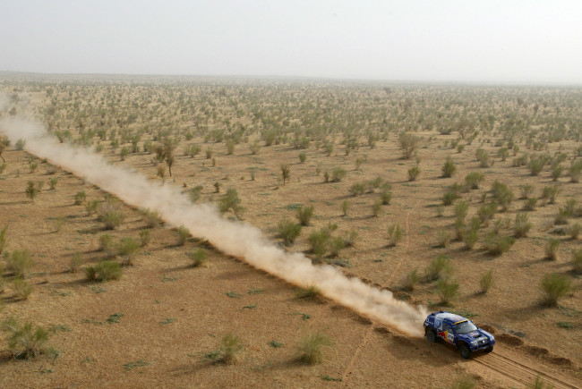 Обои картинки фото спорт, авторалли, volkswagen, touareg, rally, ралли, пыль, пустыня, red, bull